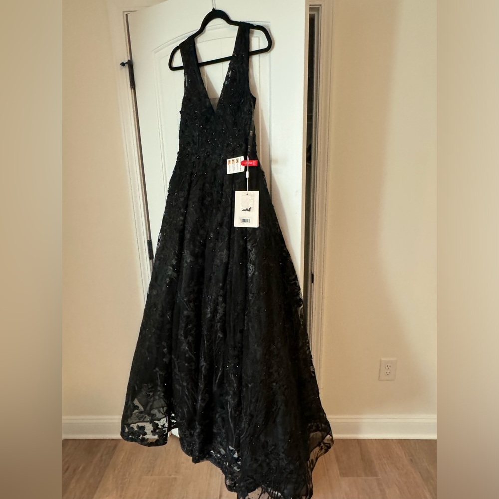 Mac Duggal Black Embroidered V-Neck Sequin Dress Gown Size 6 NWT - Picture 9 of 12